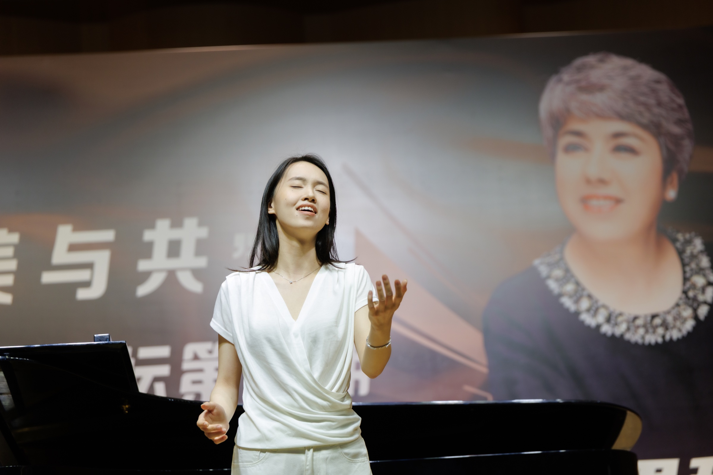 Yingye Wen performing in Dilber Yunus’s lecture
